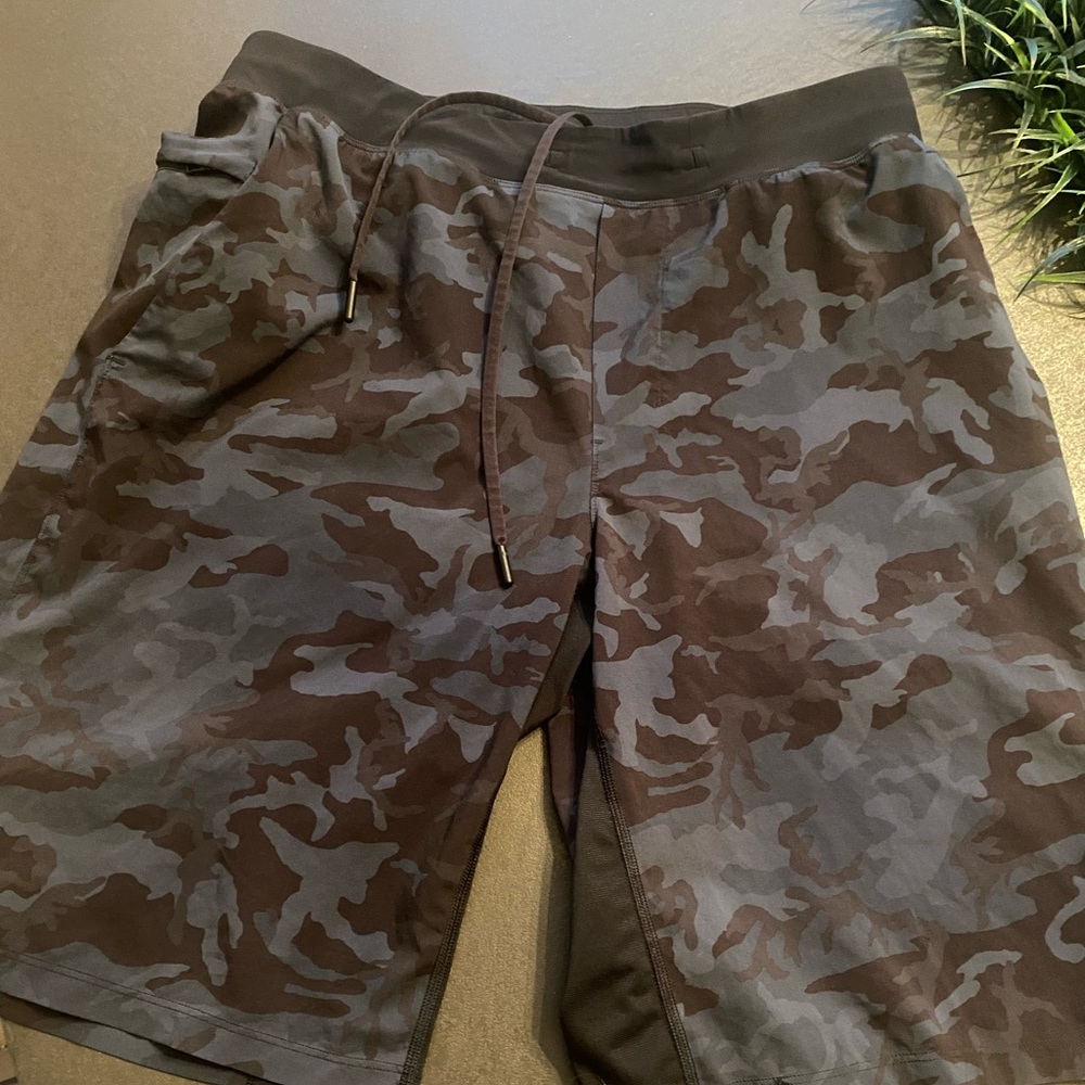 Lululemon men’s blue camo shorts. 11”. Size Large